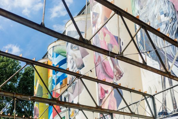 Silo's met graffiti op de Tramkade