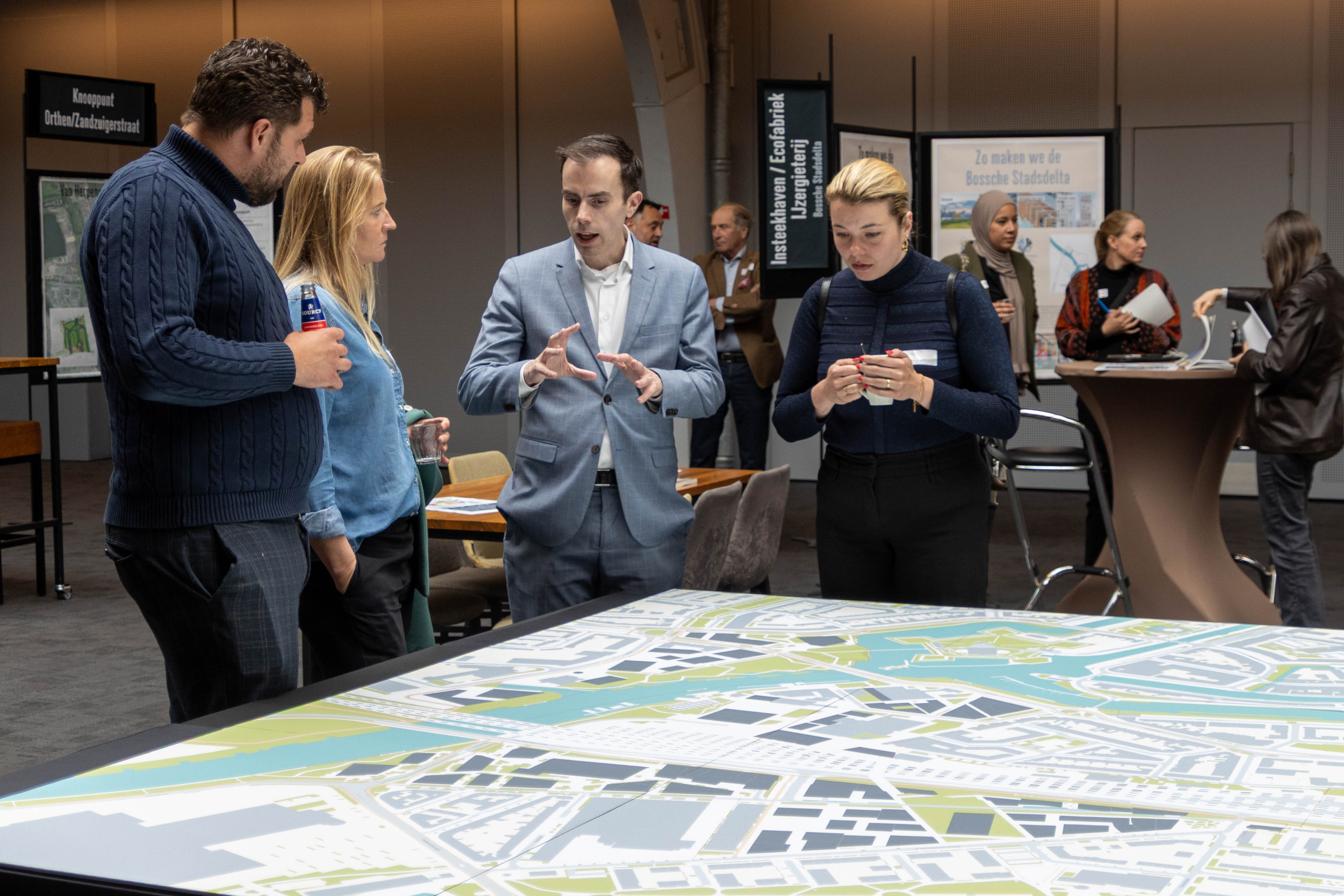 Wethouder Mike van der Geld geeft uitleg bij plattegrond spoorzone