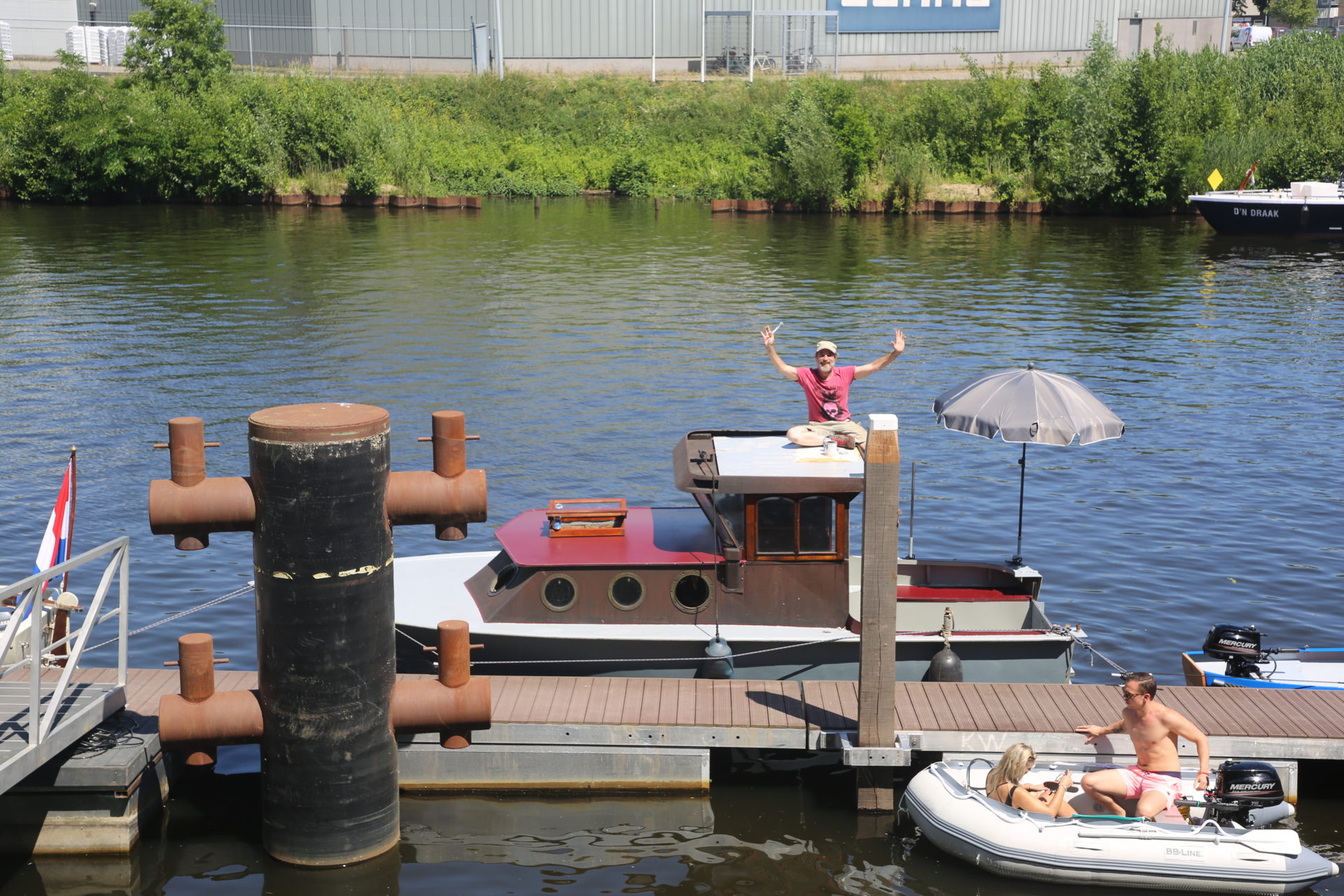 Schipper in een boot aan de kade