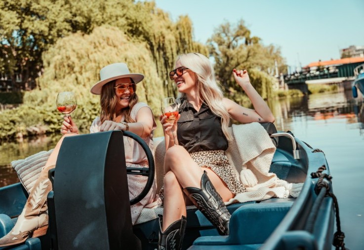 Twee dames in een boot