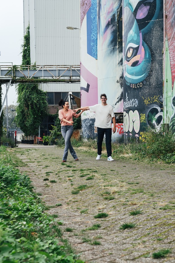 Sophie en Hein van Kern-merkend op de Tramkade