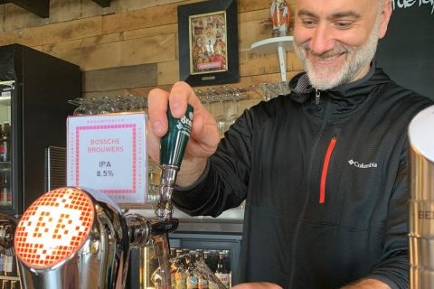 Man tapt bier bij Bossche Brouwers