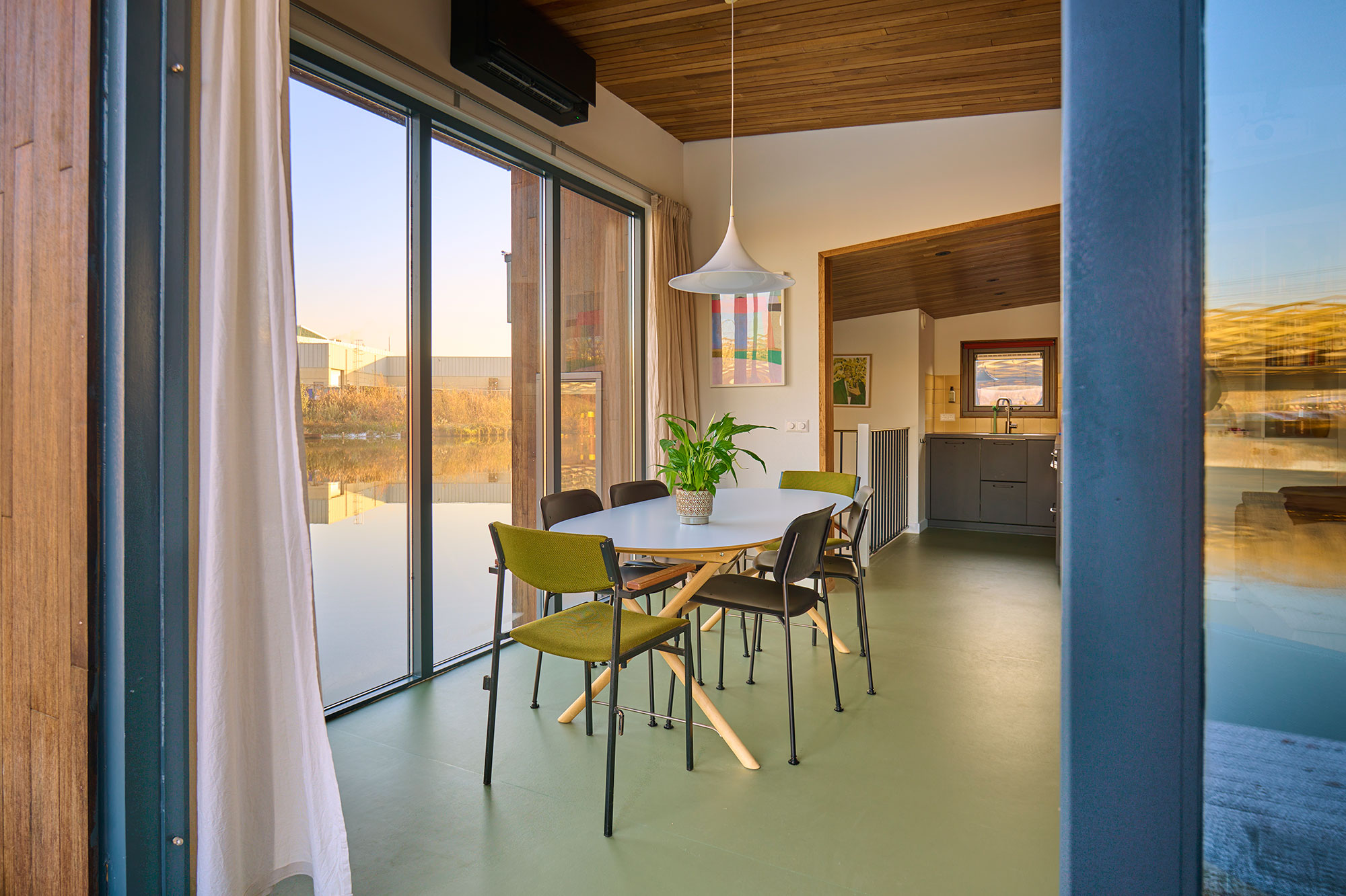 woonkamer hoteldebootel met uitzicht op water
